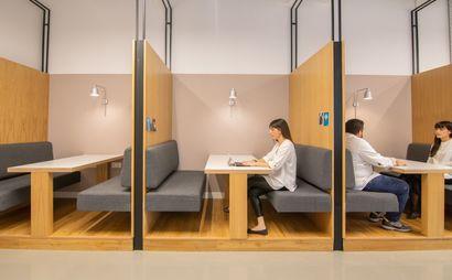 Όμορφα σχεδιασμένοι χώροι εργασίας για τη διευκόλυνση δημιουργίας νέων επαφών. Όμορφα σχεδιασμένοι χώροι εργασίας για τη διευκόλυνση δημιουργίας νέων επαφών.