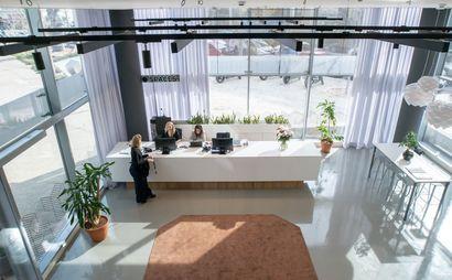 Όμορφα σχεδιασμένοι χώροι εργασίας για τη διευκόλυνση δημιουργίας νέων επαφών. Όμορφα σχεδιασμένοι χώροι εργασίας για τη διευκόλυνση δημιουργίας νέων επαφών.