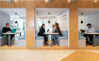 Όμορφα σχεδιασμένοι χώροι εργασίας για τη διευκόλυνση δημιουργίας νέων επαφών. Όμορφα σχεδιασμένοι χώροι εργασίας για τη διευκόλυνση δημιουργίας νέων επαφών.