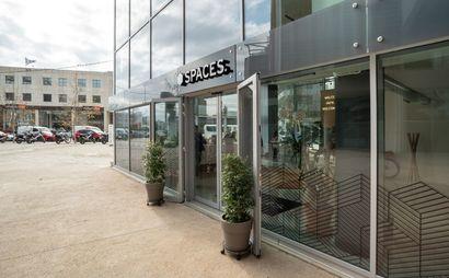 Όμορφα σχεδιασμένοι χώροι εργασίας για τη διευκόλυνση δημιουργίας νέων επαφών. Όμορφα σχεδιασμένοι χώροι εργασίας για τη διευκόλυνση δημιουργίας νέων επαφών.