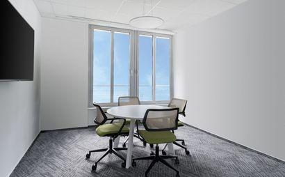 Work your way in einem Privatbüro für vier Personen Work your way in einem Privatbüro für vier Personen