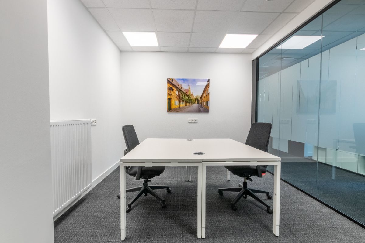 Work your way in einem Privatbüro für zwei Personen Work your way in einem Privatbüro für zwei Personen