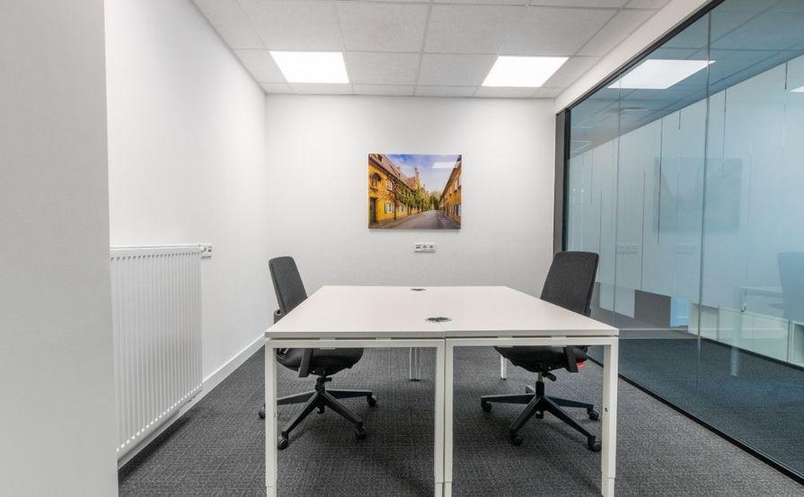 Work your way in einem Privatbüro für zwei Personen Work your way in einem Privatbüro für zwei Personen