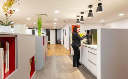 Work your way in einem Privatbüro für zwei Personen Work your way in einem Privatbüro für zwei Personen