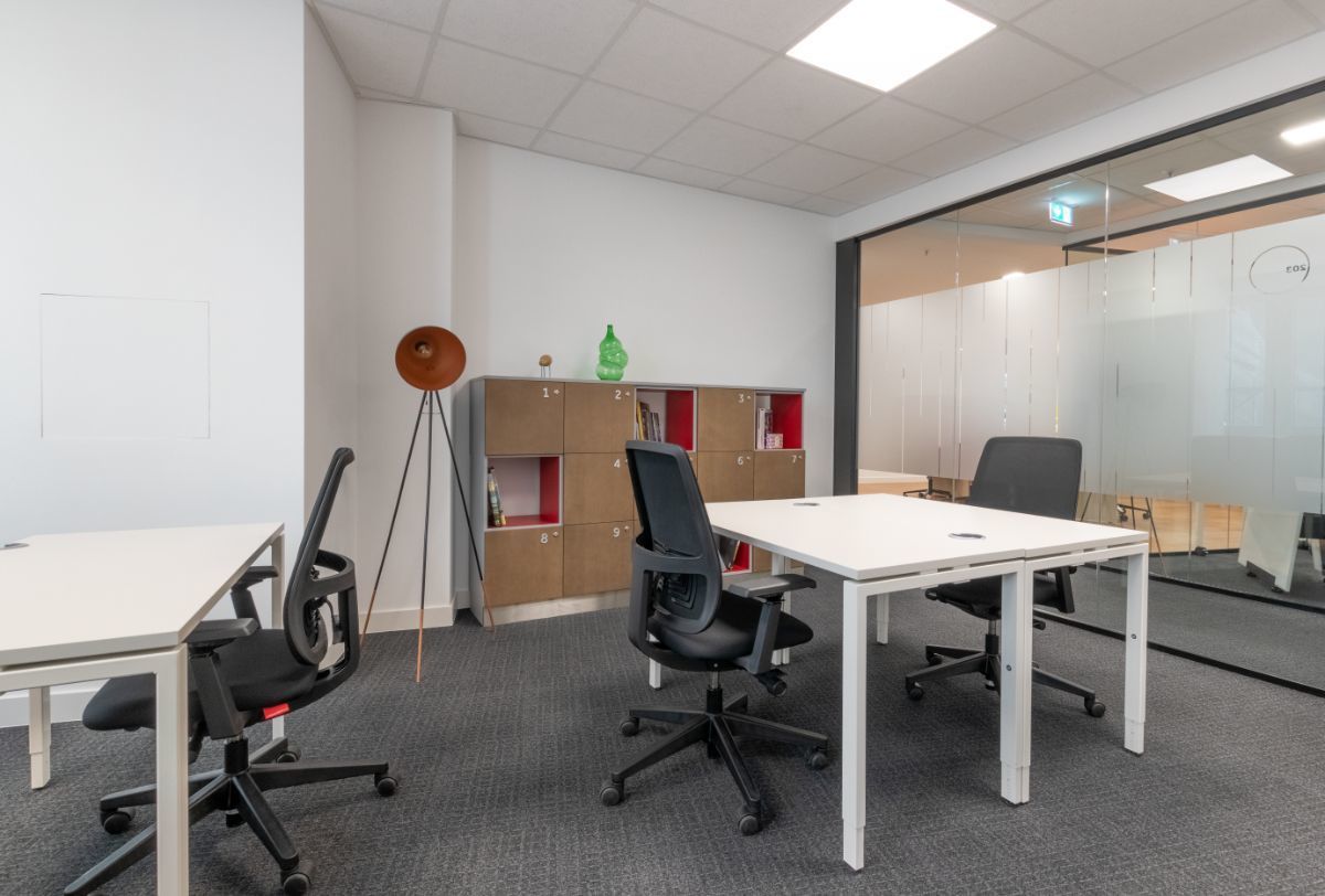 Work your way in einem Privatbüro für drei Personen Work your way in einem Privatbüro für drei Personen
