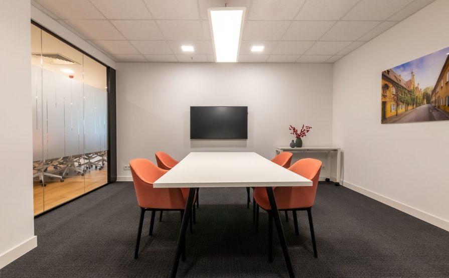 Work your way in einem Privatbüro für drei Personen Work your way in einem Privatbüro für drei Personen