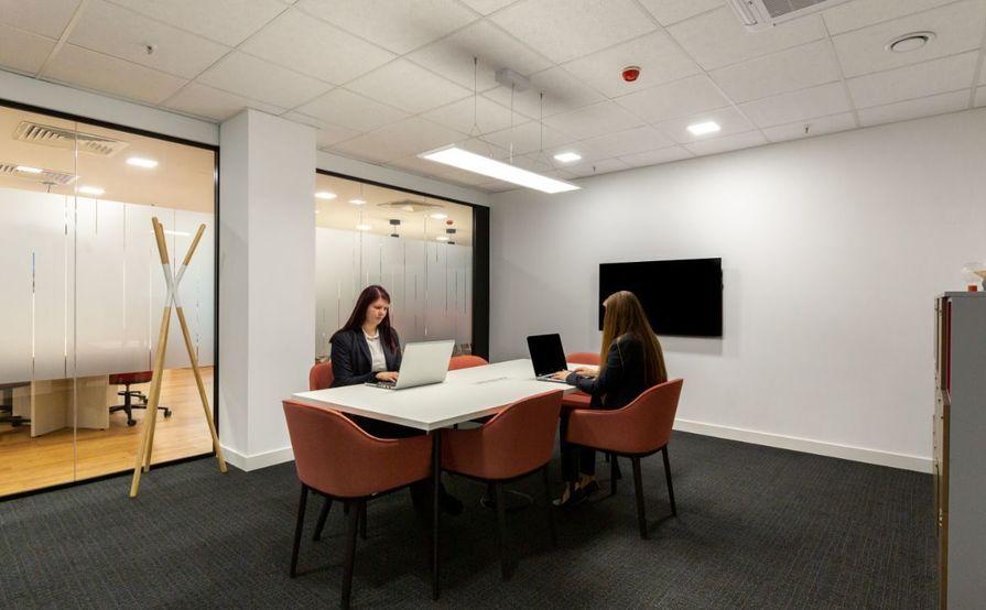 Work your way in einem Privatbüro für drei Personen Work your way in einem Privatbüro für drei Personen