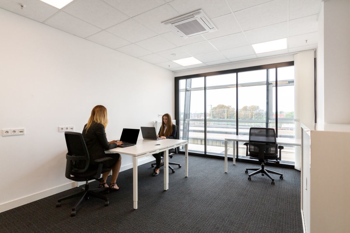 Work your way in einem Privatbüro für drei Personen Work your way in einem Privatbüro für drei Personen