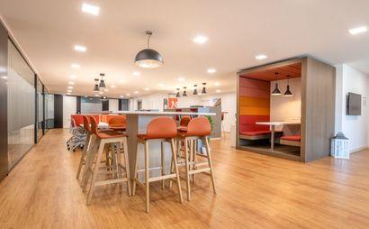 Work your way in einem Privatbüro für vier Personen Work your way in einem Privatbüro für vier Personen