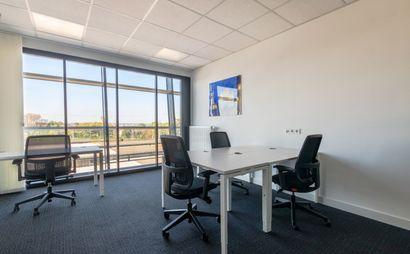 Work your way in einem Privatbüro für vier Personen Work your way in einem Privatbüro für vier Personen