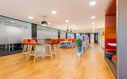 Zugang zu inspirierenden Coworking-Bereichen in Ihrer Nähe Zugang zu inspirierenden Coworking-Bereichen in Ihrer Nähe