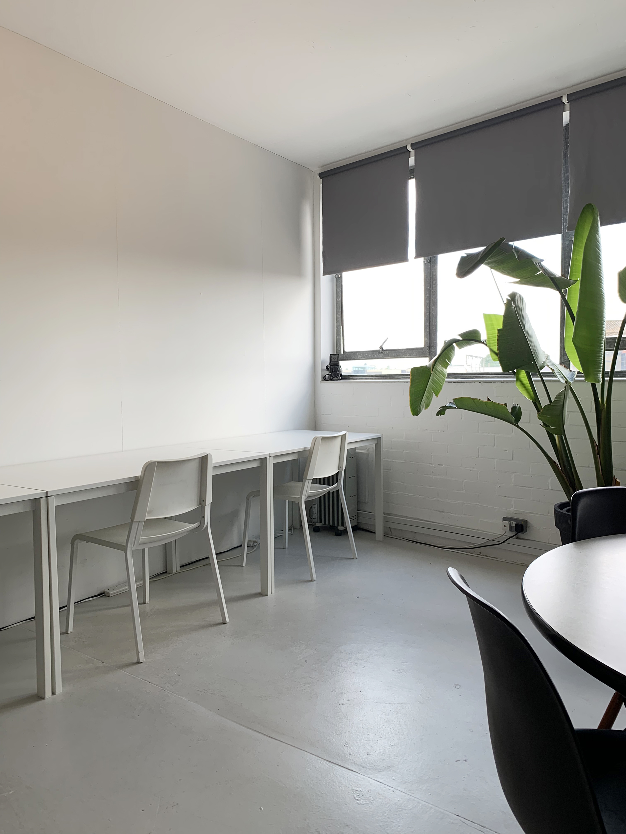 1-2 DESKS TO RENT IN SHARED WORK SPACE IN E2, LONDON. £200 PCM EACH.