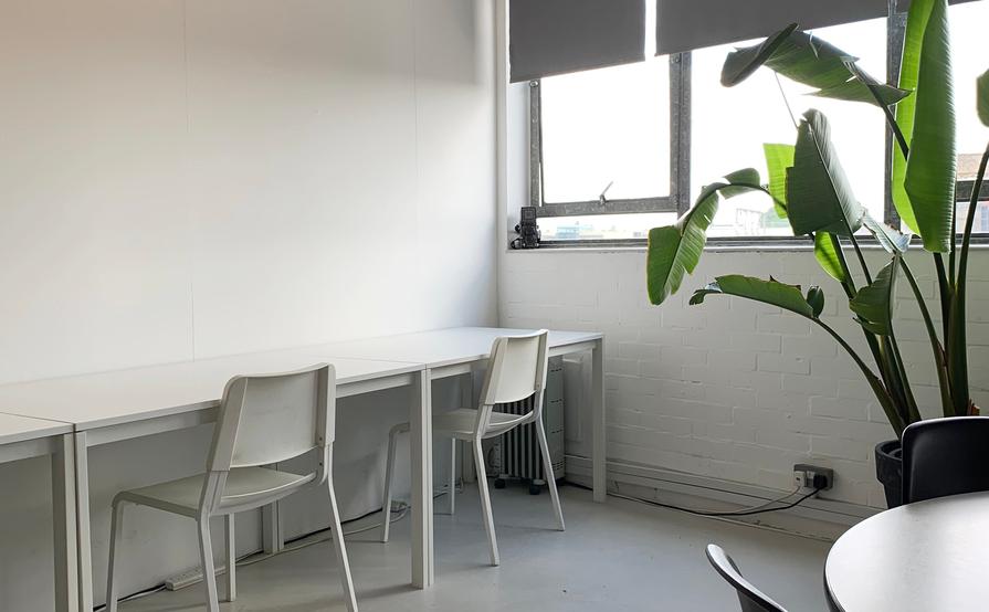 1-2 DESKS TO RENT IN SHARED WORK SPACE IN E2, LONDON. £200 PCM EACH.