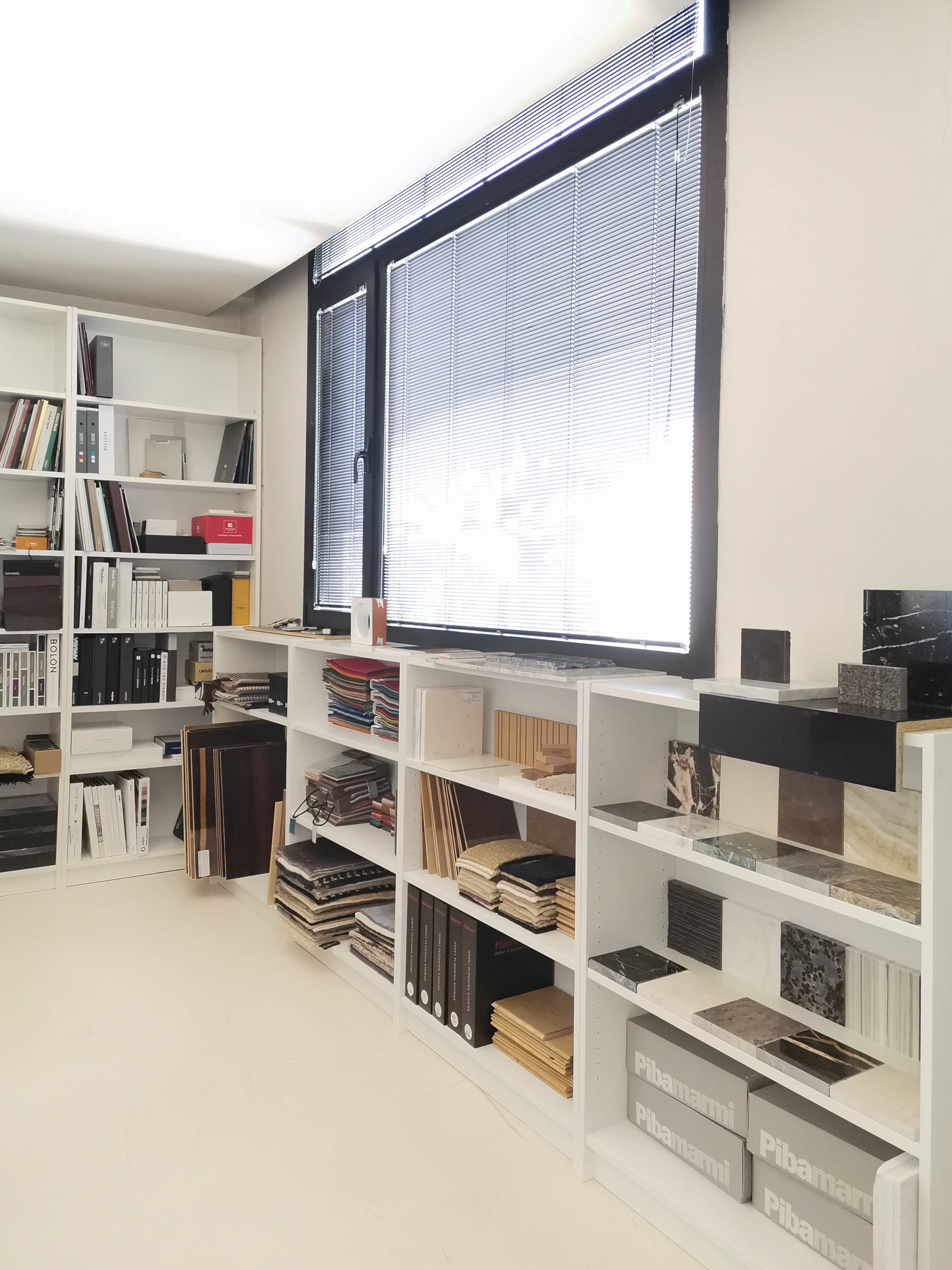 Fully equipped shared desks in a renovated sunny office Fully equipped shared desks in a renovated sunny office