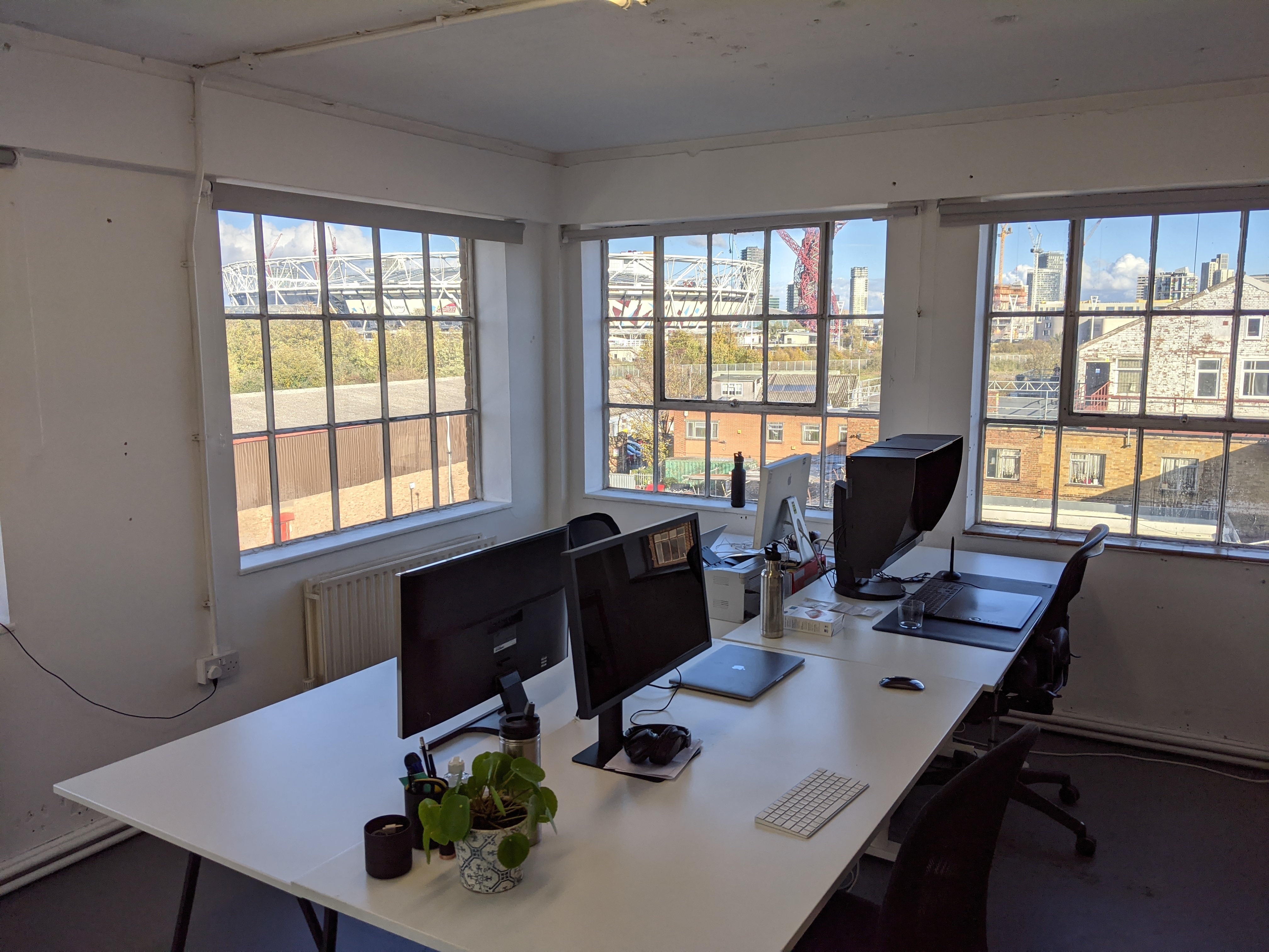 Beautiful & Bright Studio in Bow. 2 desks available