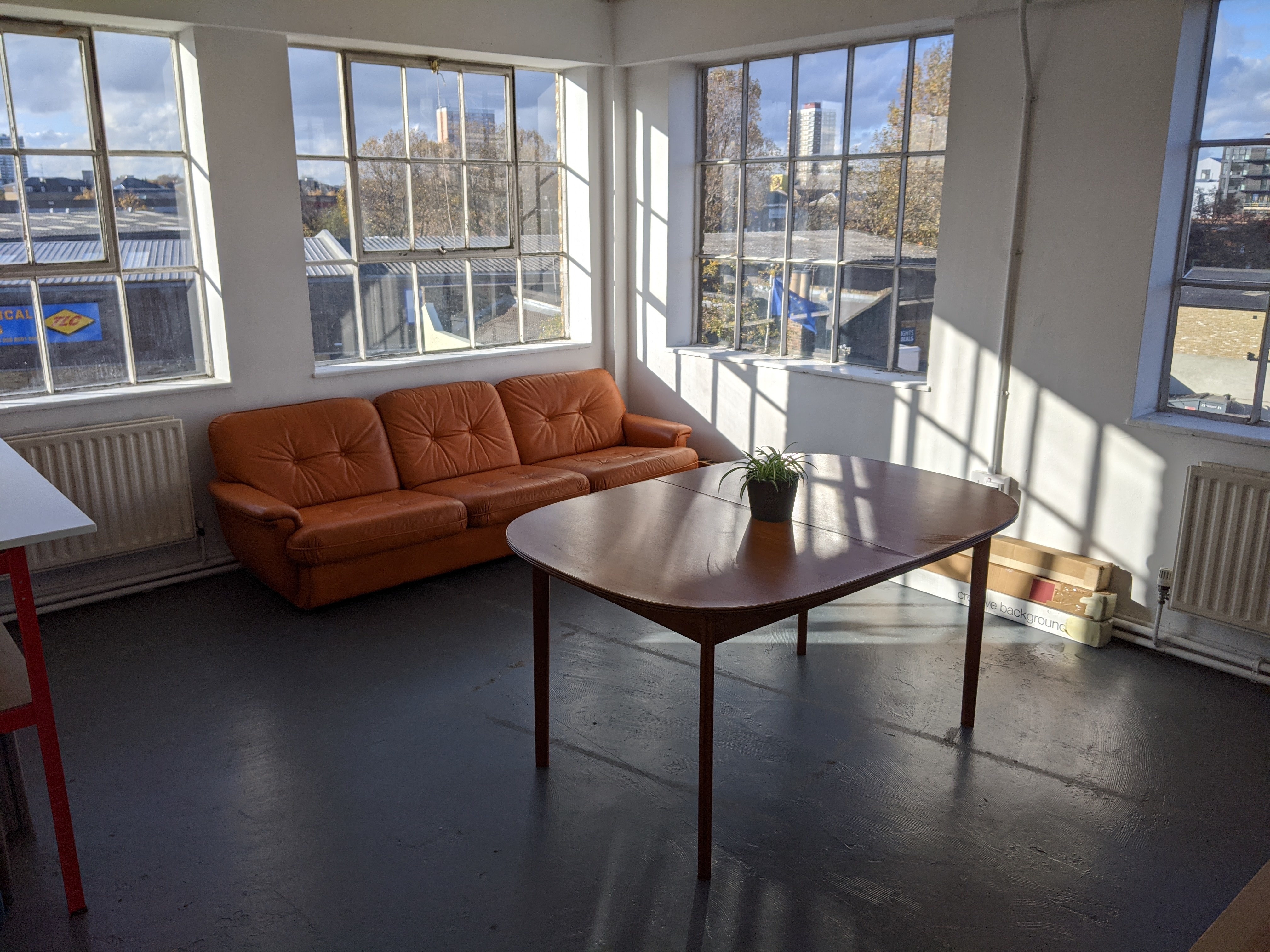 Beautiful & Bright Studio in Bow. 2 desks available