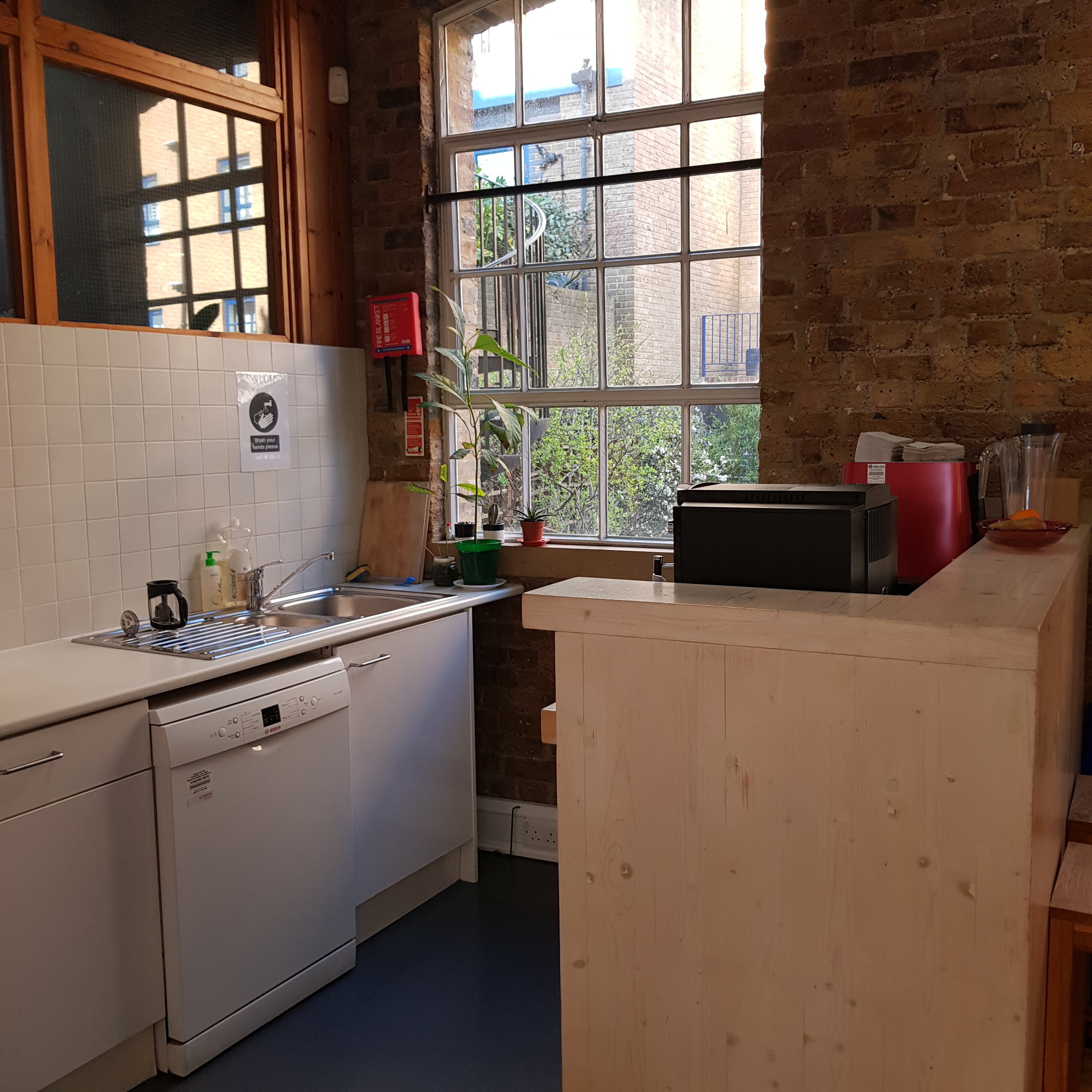 Desk space in friendly office - KLH UK Desk space in friendly office - KLH UK