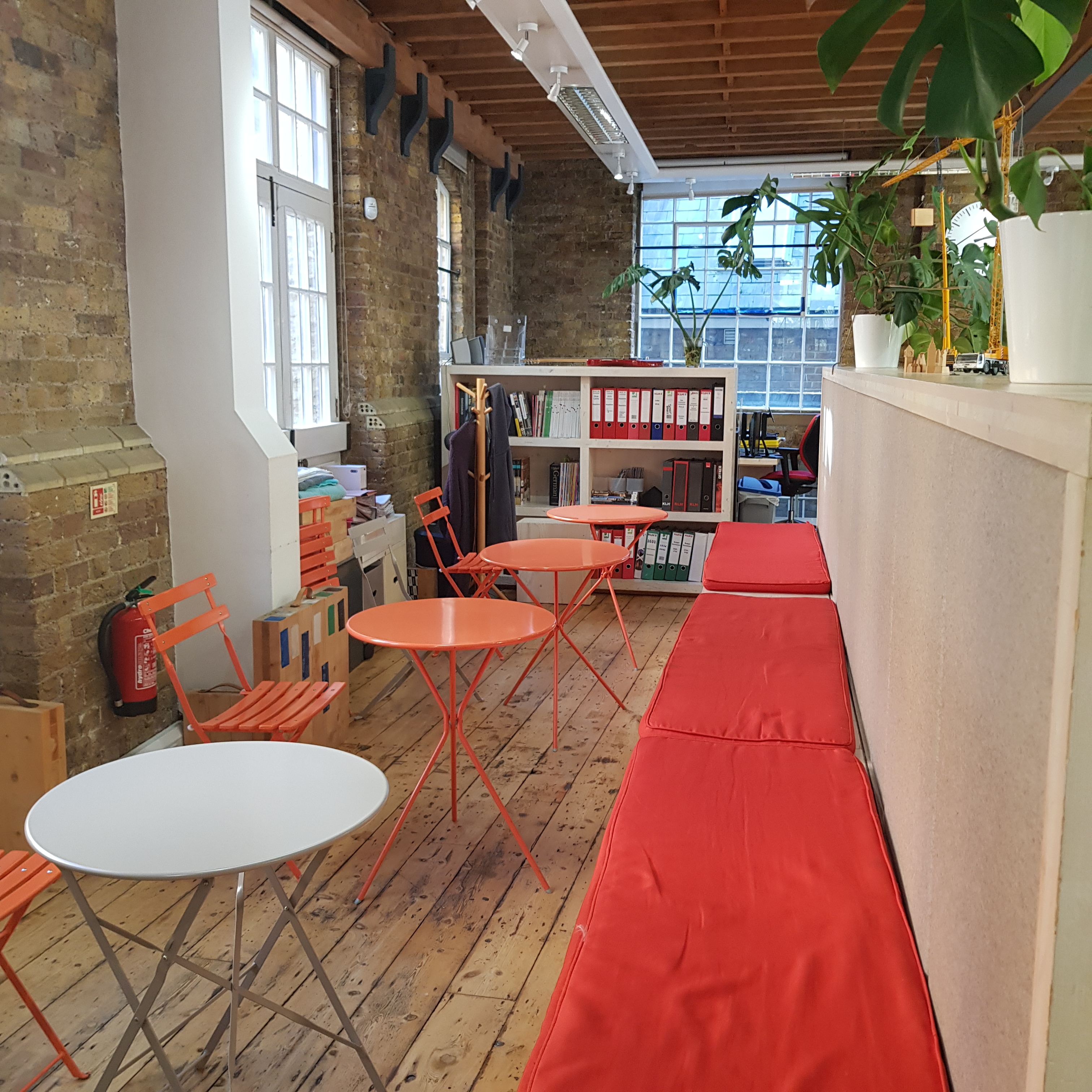 Desk space in friendly office - KLH UK Desk space in friendly office - KLH UK