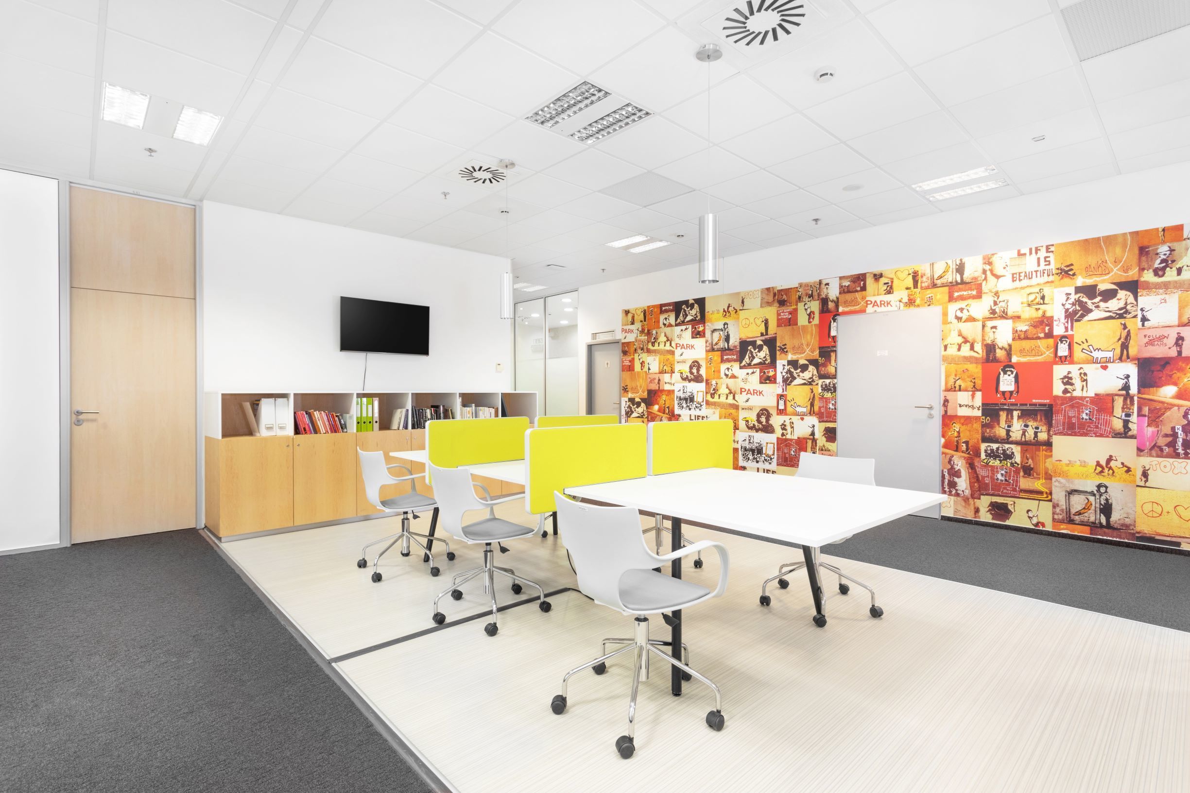 Private office space tailored to your business’ unique needs in Regus Citigroup Centre Private office space tailored to your business’ unique needs in Regus Citigroup Centre