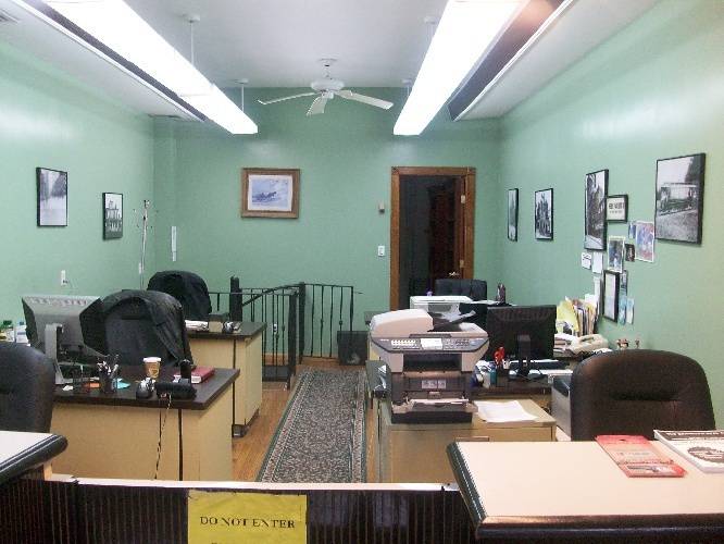 Office Space to share with Real Estate company | Desks Near Me