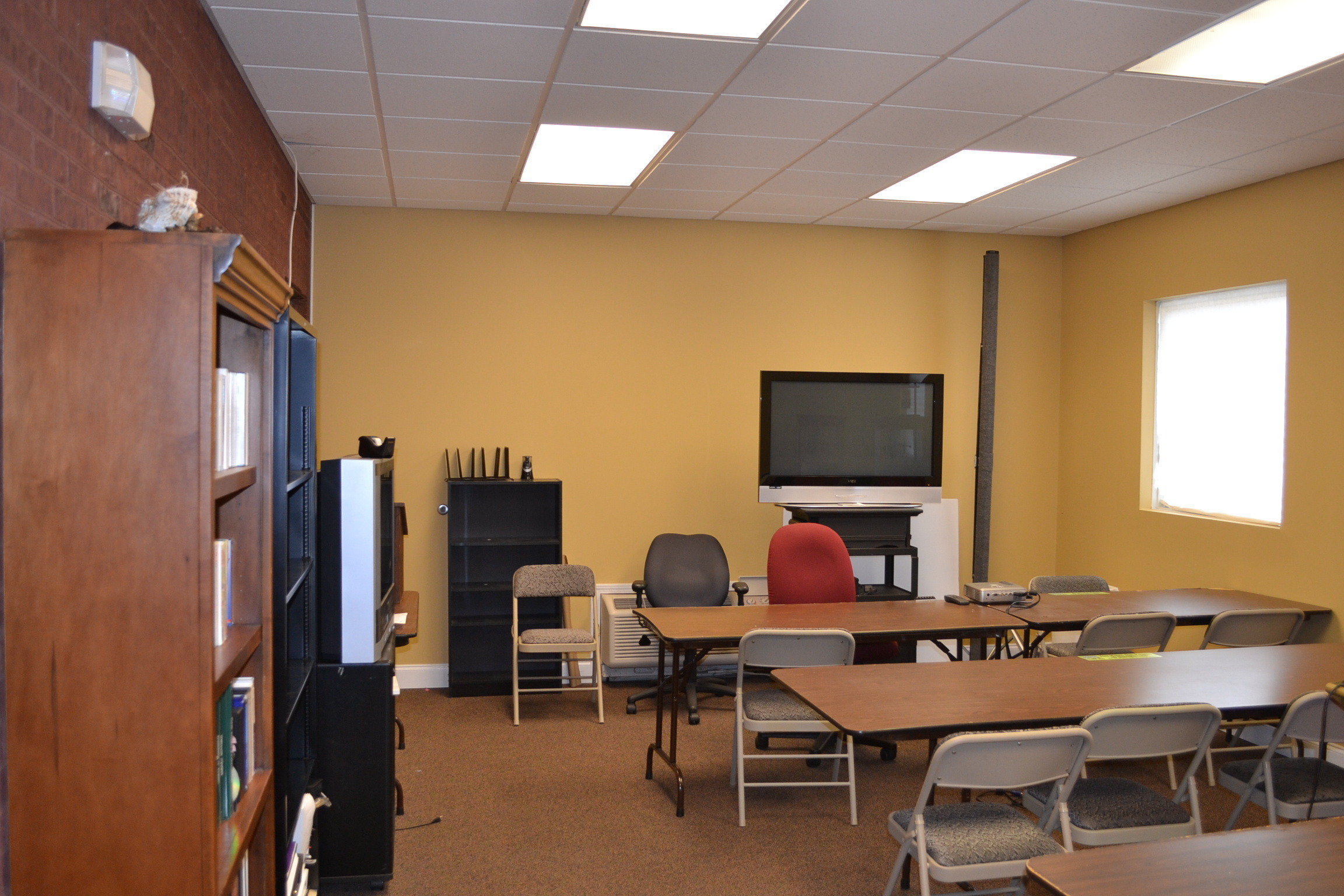 LARGE CONFERENCE TRAING ROOM HOLDS 25 PEOPLE