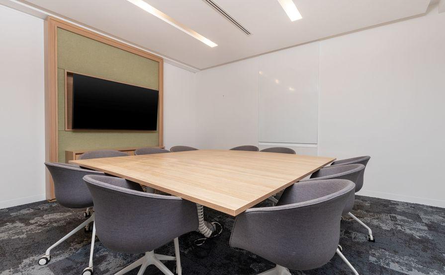 Private office space for 3 persons in Regus HWT Tower - Southbank