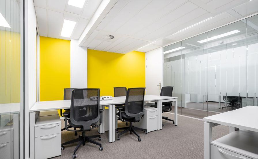 Open plan office space for 15 persons in Regus HWT Tower - Southbank