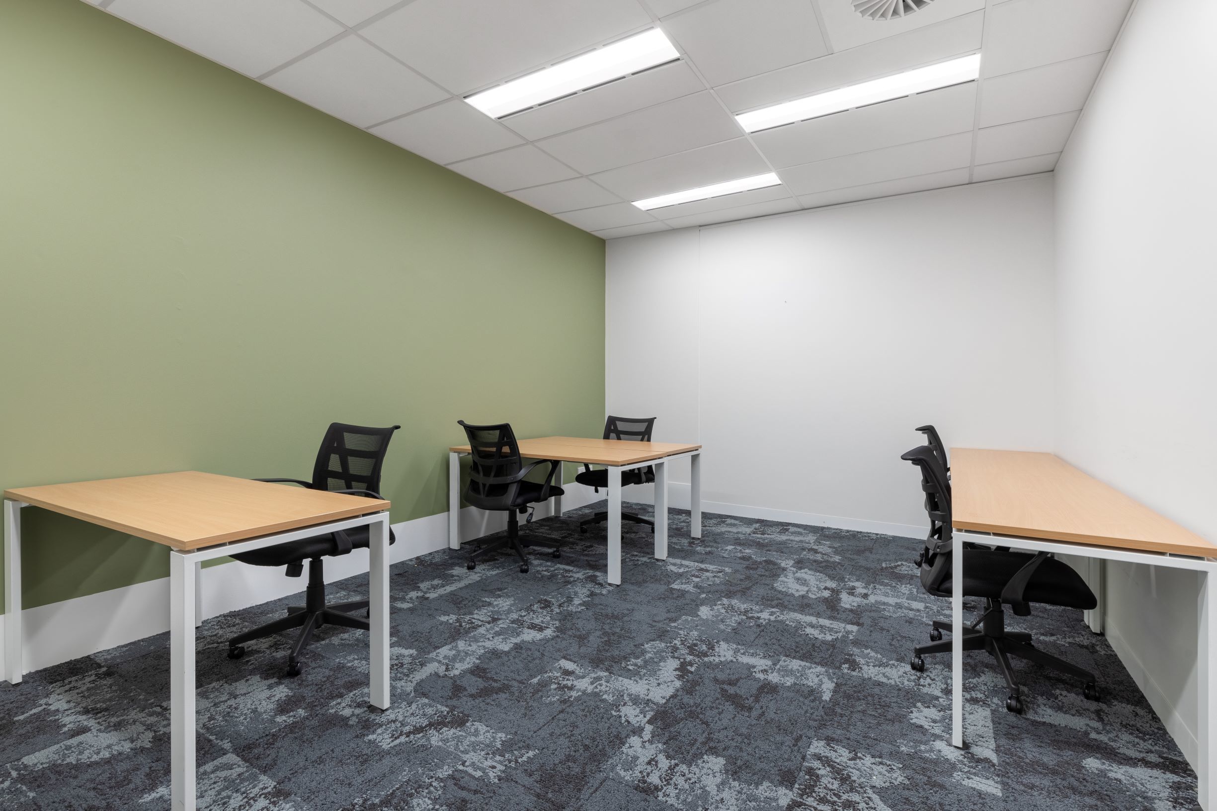 Open plan office space for 15 persons in Regus HWT Tower - Southbank Open plan office space for 15 persons in Regus HWT Tower - Southbank