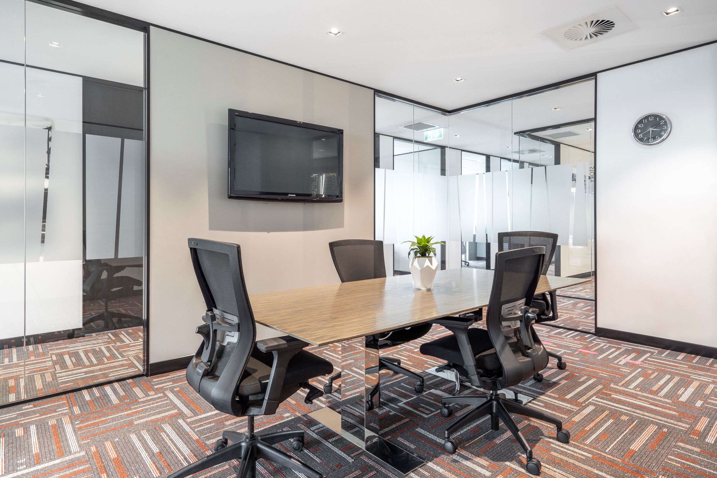 Coworking space in Regus 480 Queen Street