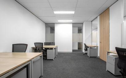 Open plan office space for 10 persons in Regus International Airport - Regus Express Open plan office space for 10 persons in Regus International Airport - Regus Express