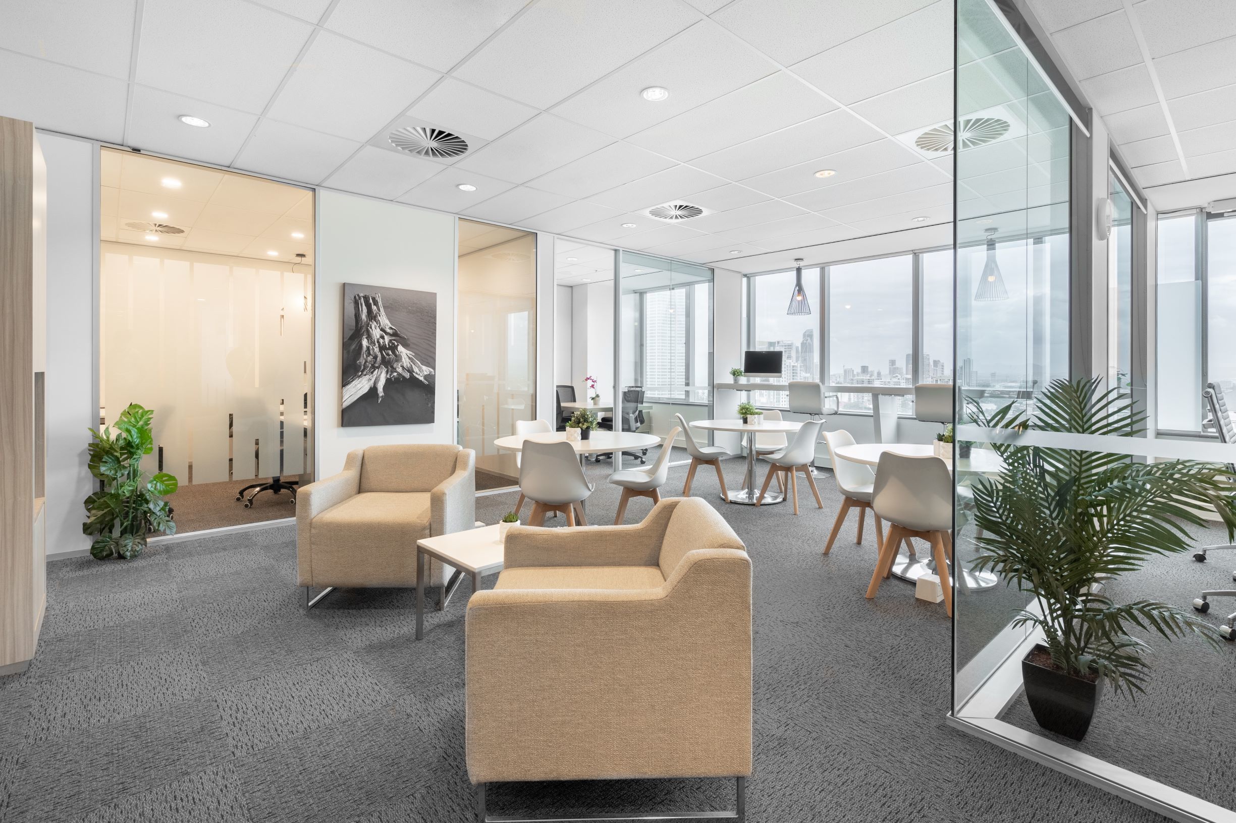 All-inclusive access to coworking space in Regus Surfers Paradise