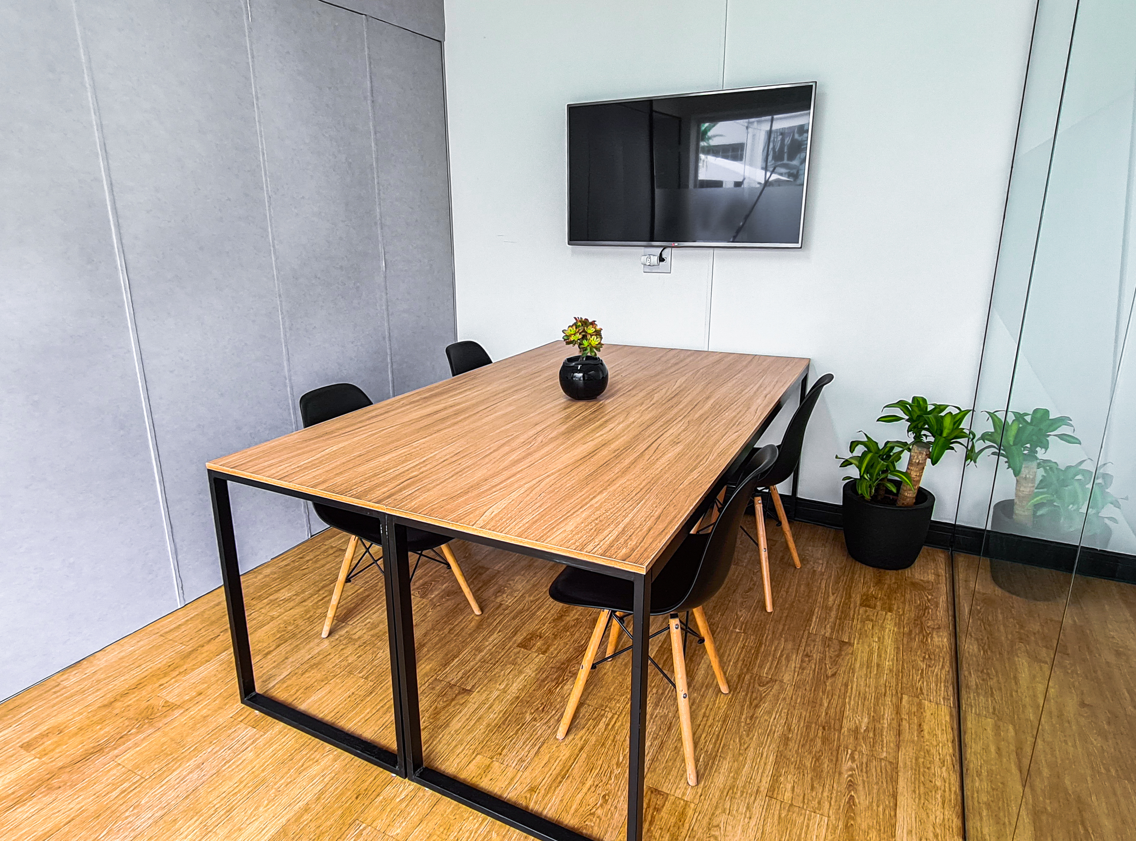 Sala de Reunião para 4 ou 6 pessoas - Realize Coworking Tatuapé Sala de Reunião para 4 ou 6 pessoas - Realize Coworking Tatuapé