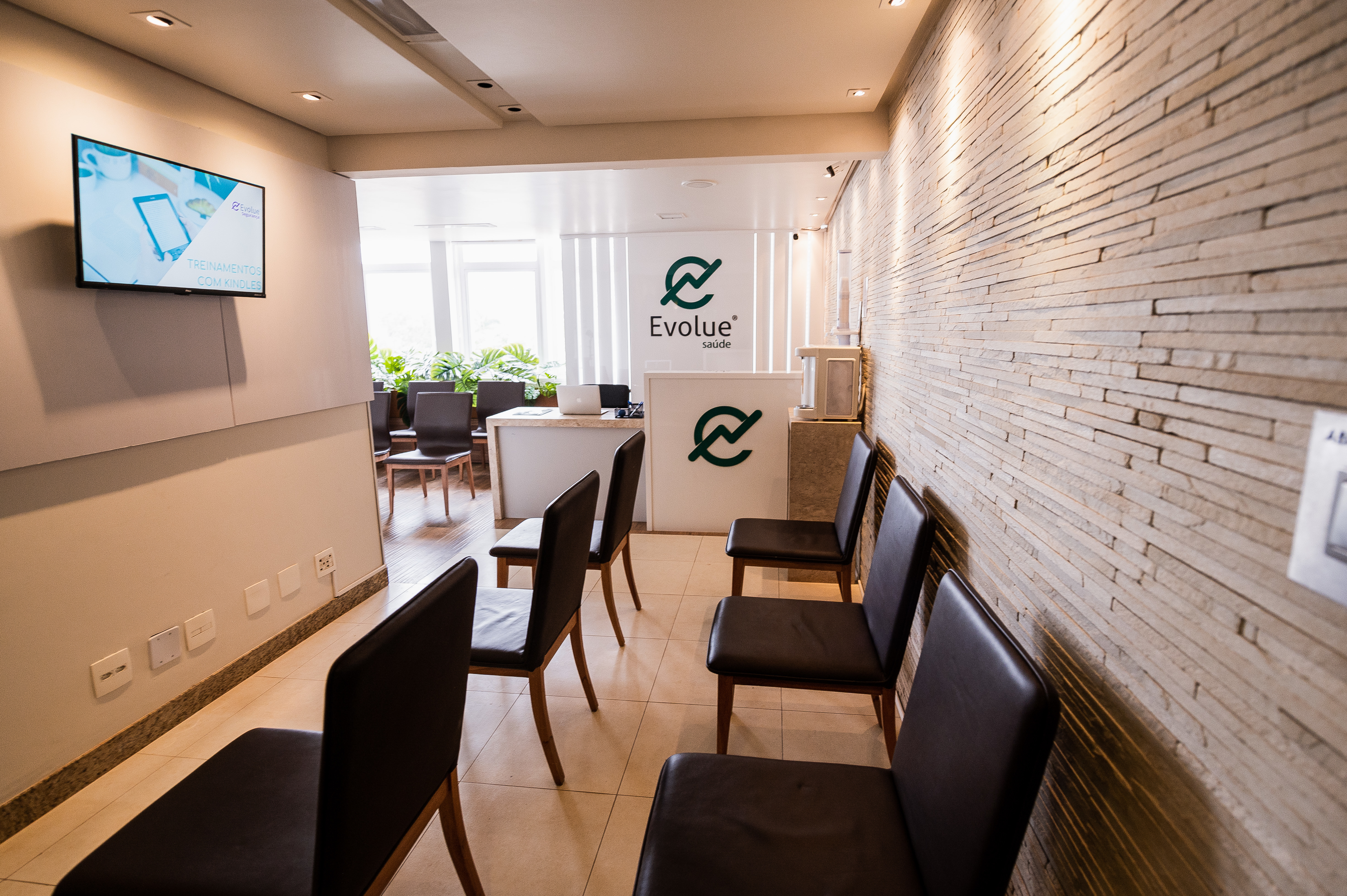 Consultórios médicos para atendimento, disponibilização de estrutura e recepcionista para atendimento