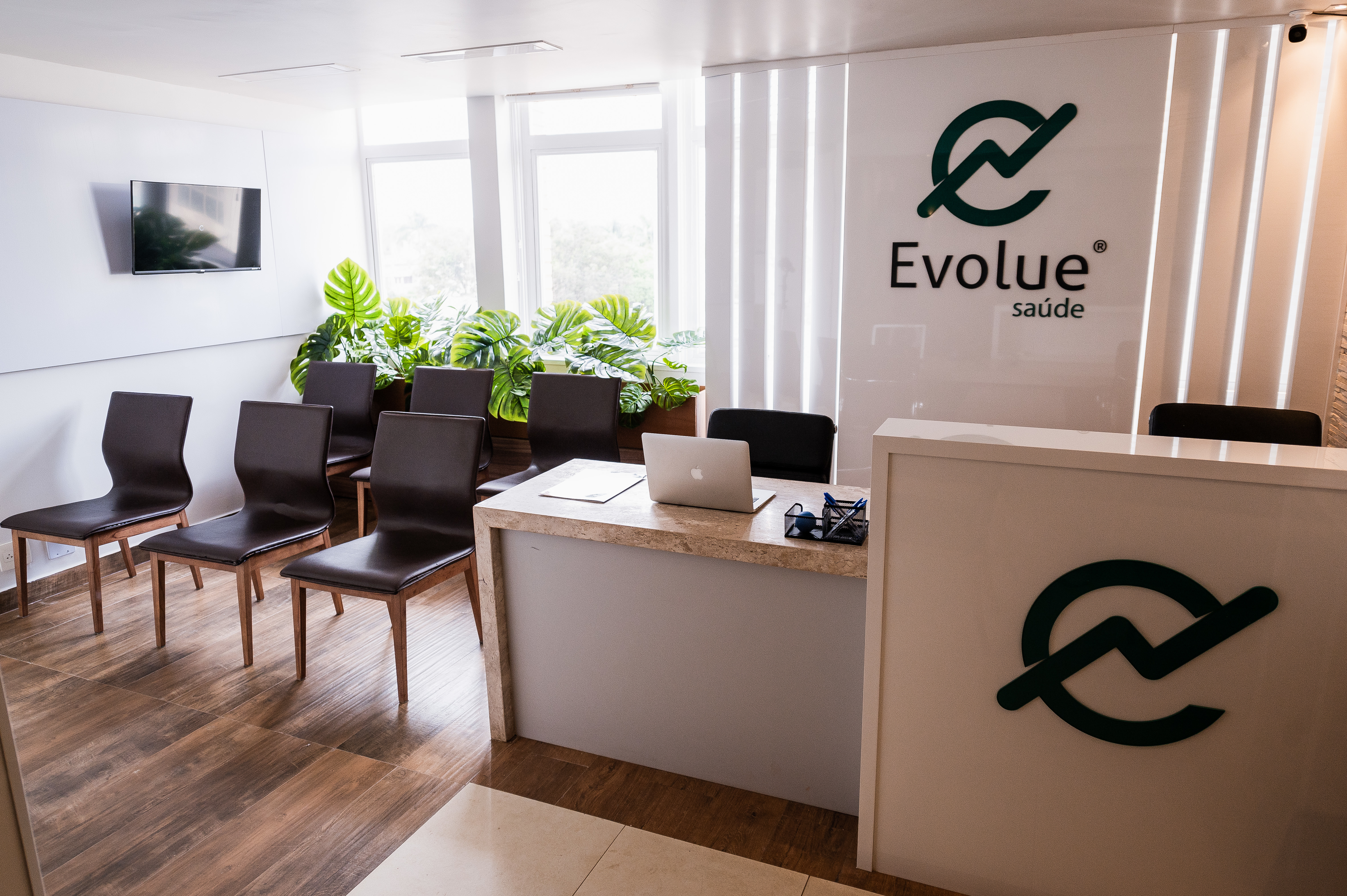 Consultórios médicos para atendimento, disponibilização de estrutura e recepcionista para atendimento