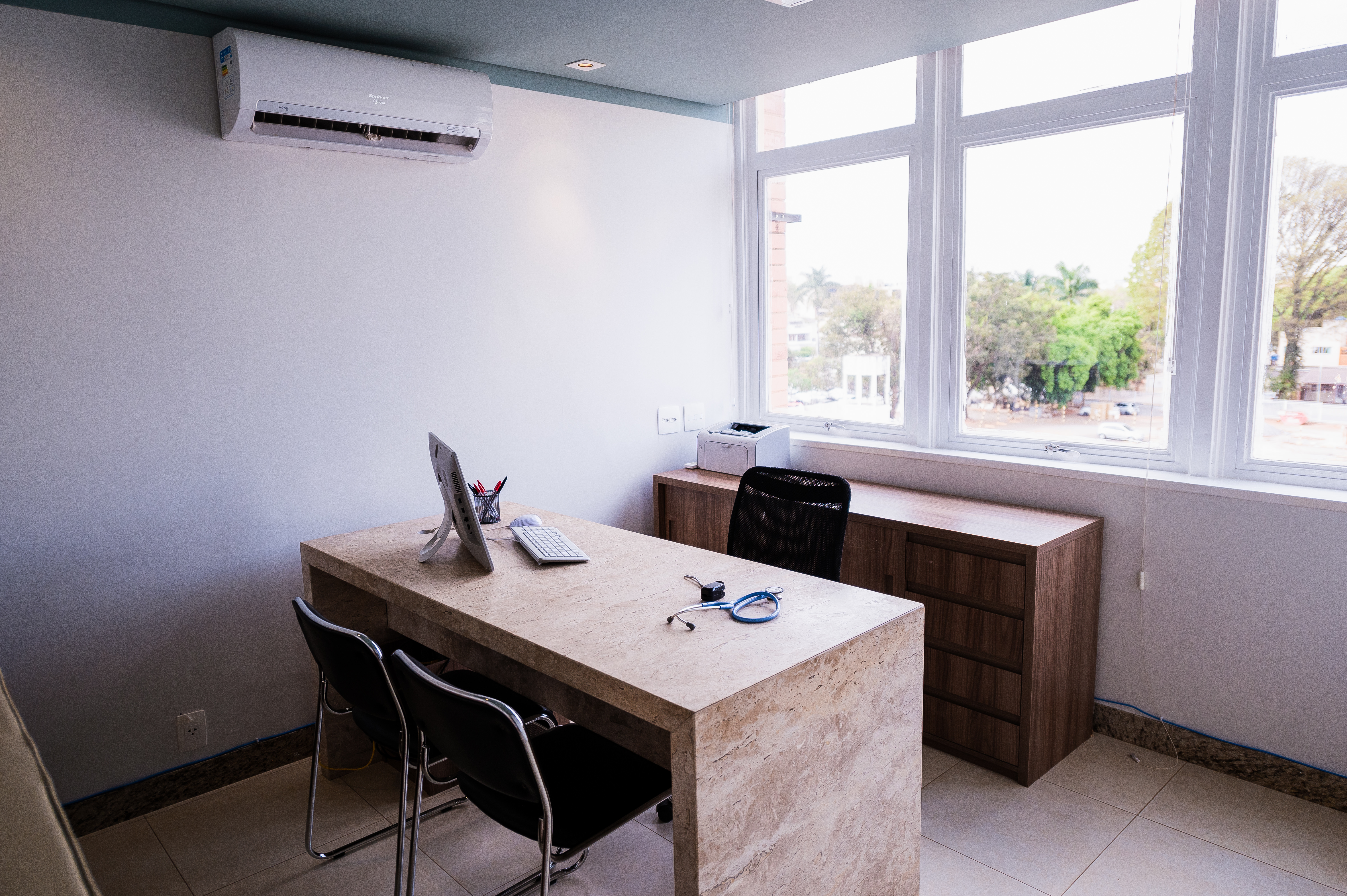 Consultórios médicos para atendimento, disponibilização de estrutura e recepcionista para atendimento