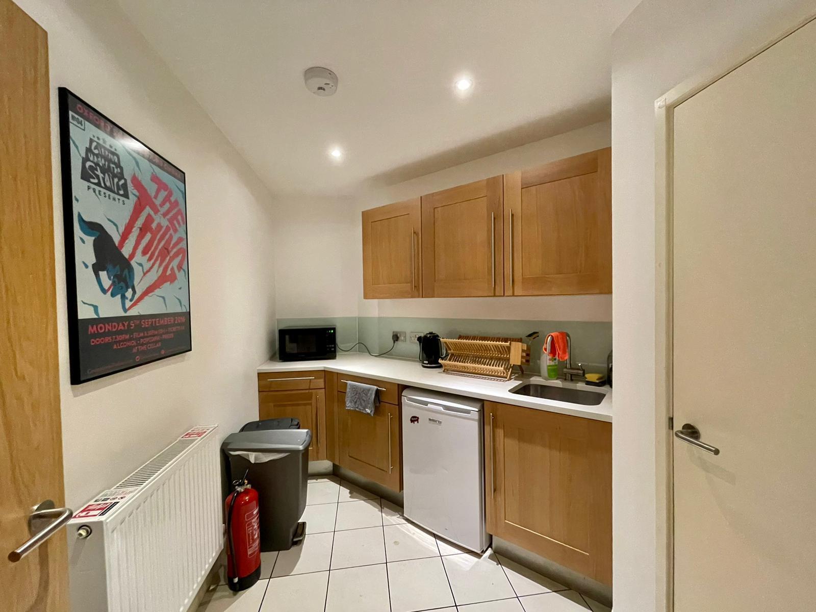 Desks to rent in N16