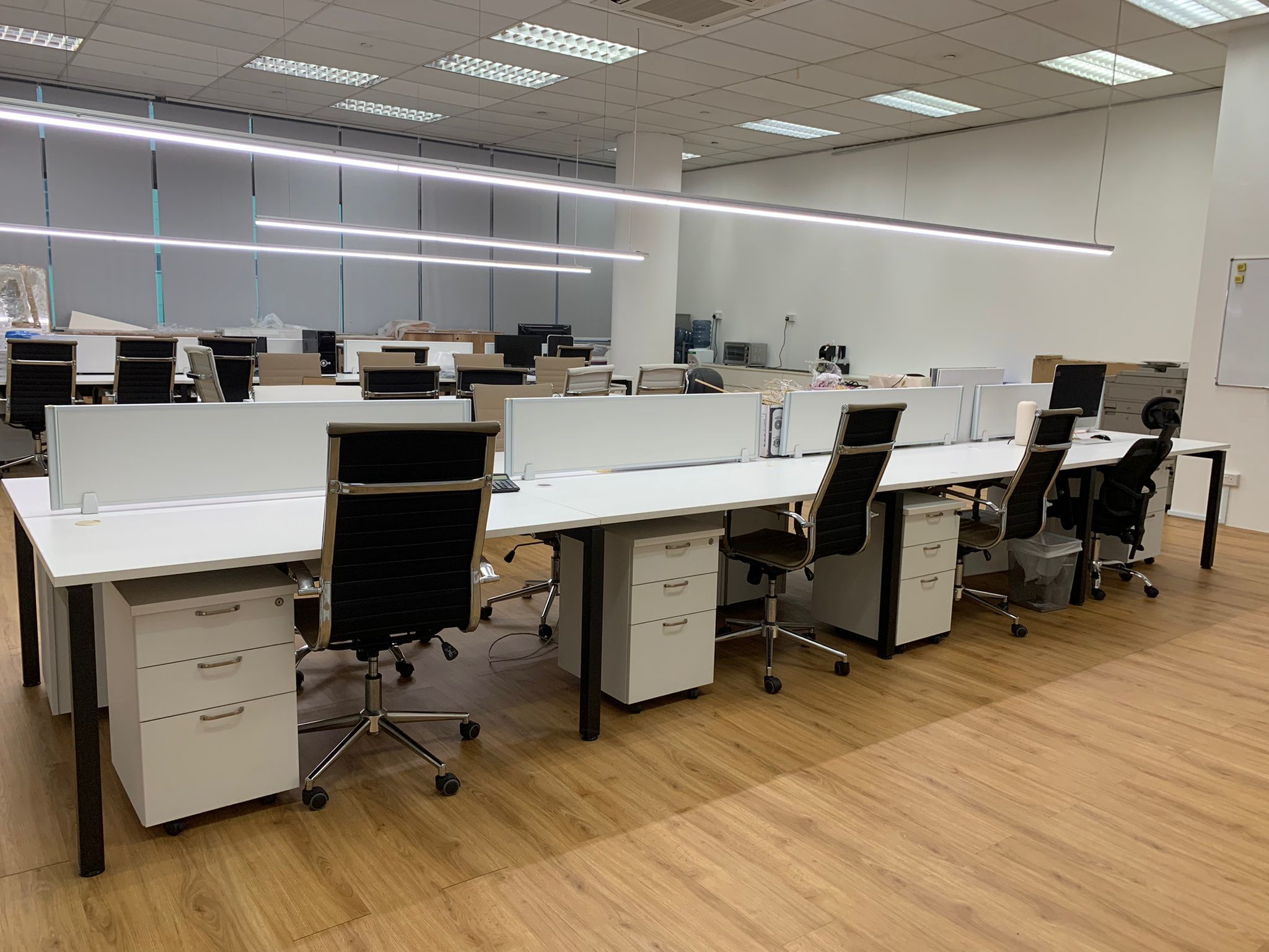 8 working desks to rent at a discounted price