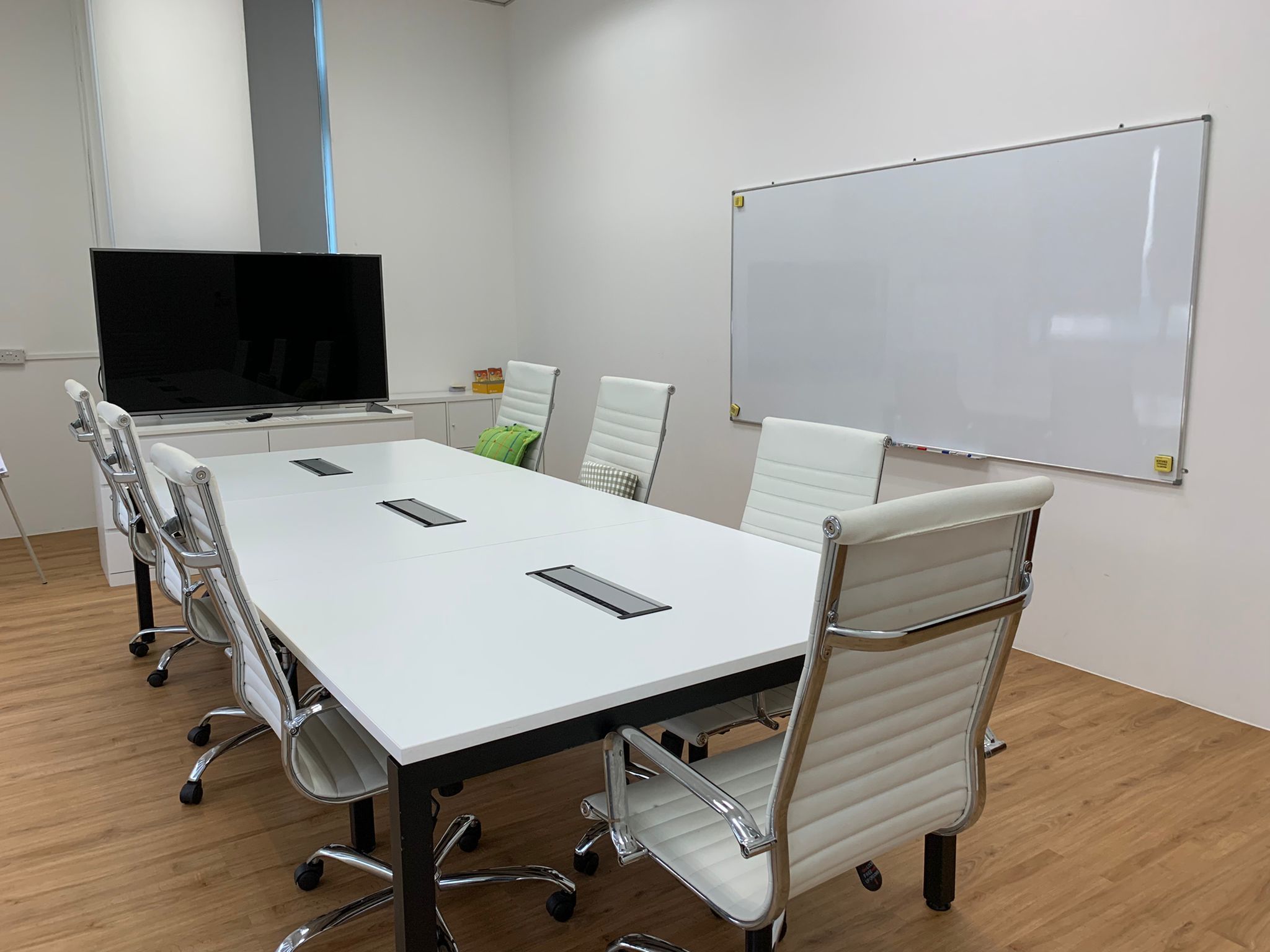 8 working desks to rent at a discounted price