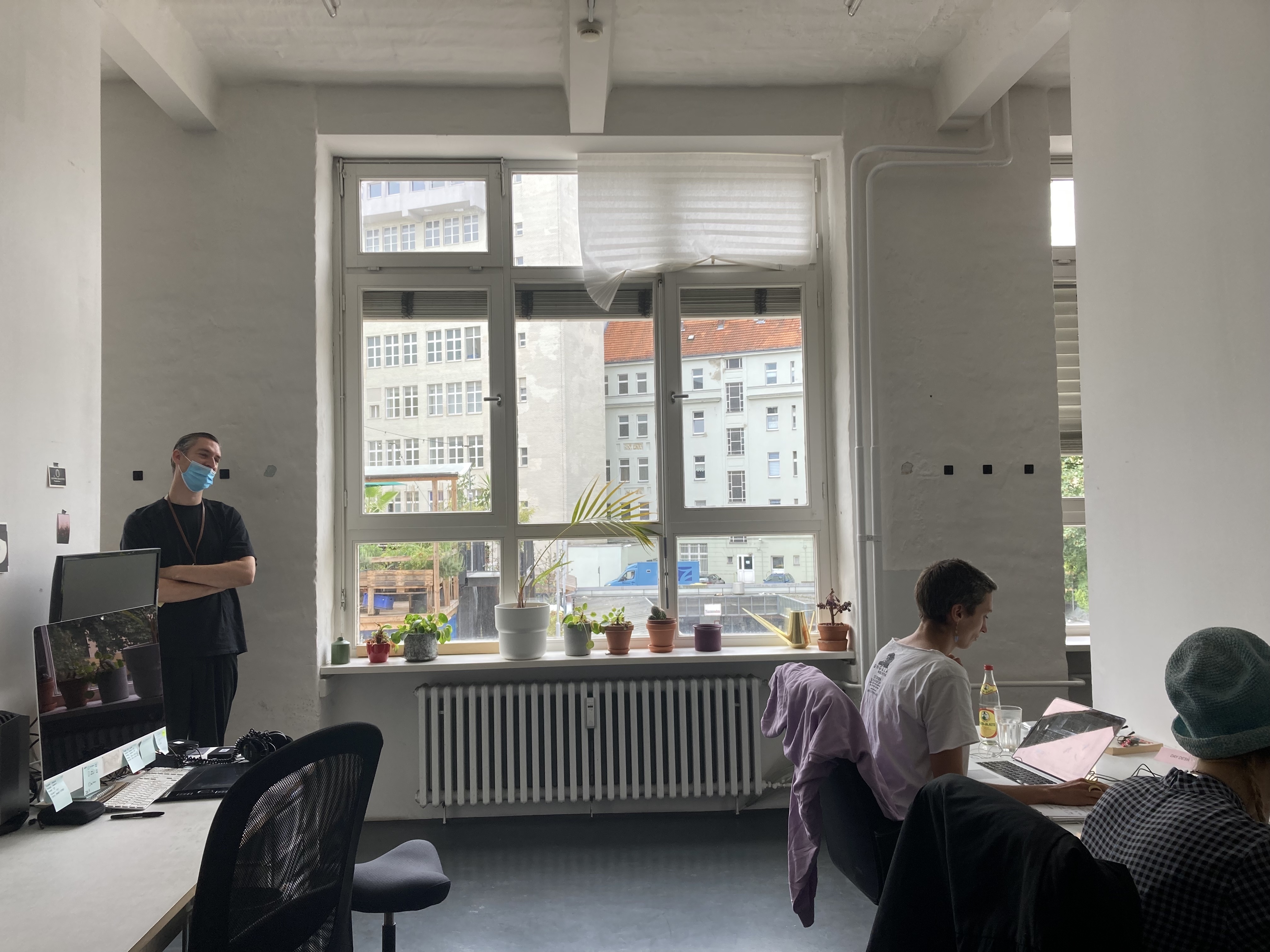 Desk space in a wonderful co-working space in Kreuzberg + monitor!