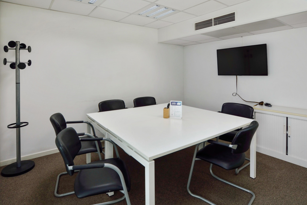 Square Room: Functional, bright and small meeting room Square Room: Functional, bright and small meeting room