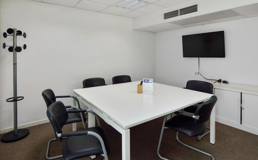 Square Room: Functional, bright and small meeting room Square Room: Functional, bright and small meeting room