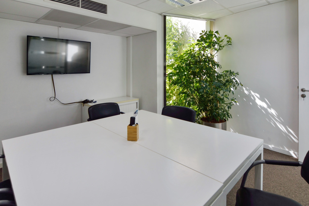 Square Room: Functional, bright and small meeting room Square Room: Functional, bright and small meeting room