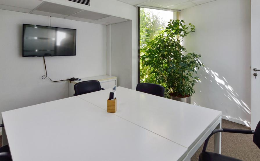 Square Room: Functional, bright and small meeting room 