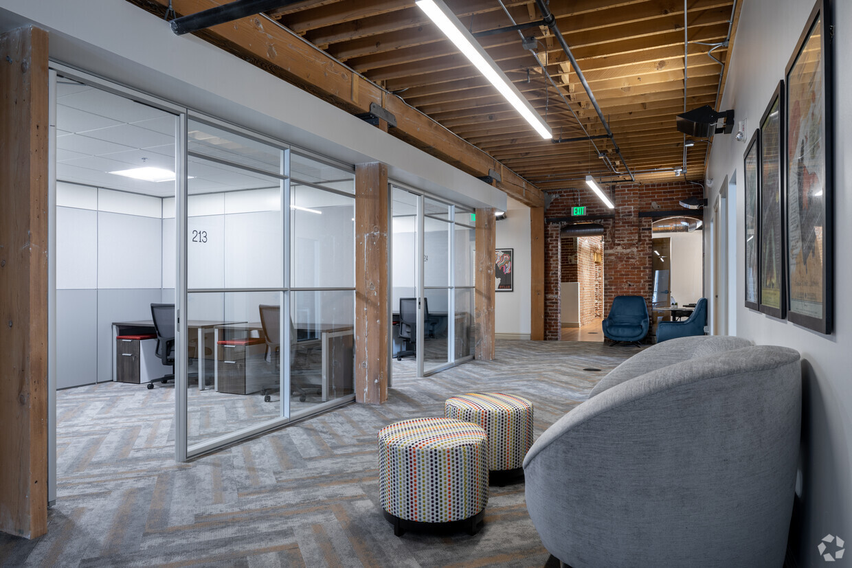 Small Meeting Space for 3 in Historic Building Small Meeting Space for 3 in Historic Building