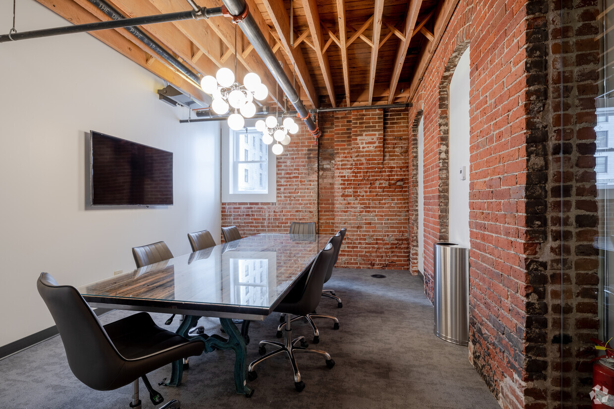Small Meeting Space for 3 in Historic Building Small Meeting Space for 3 in Historic Building