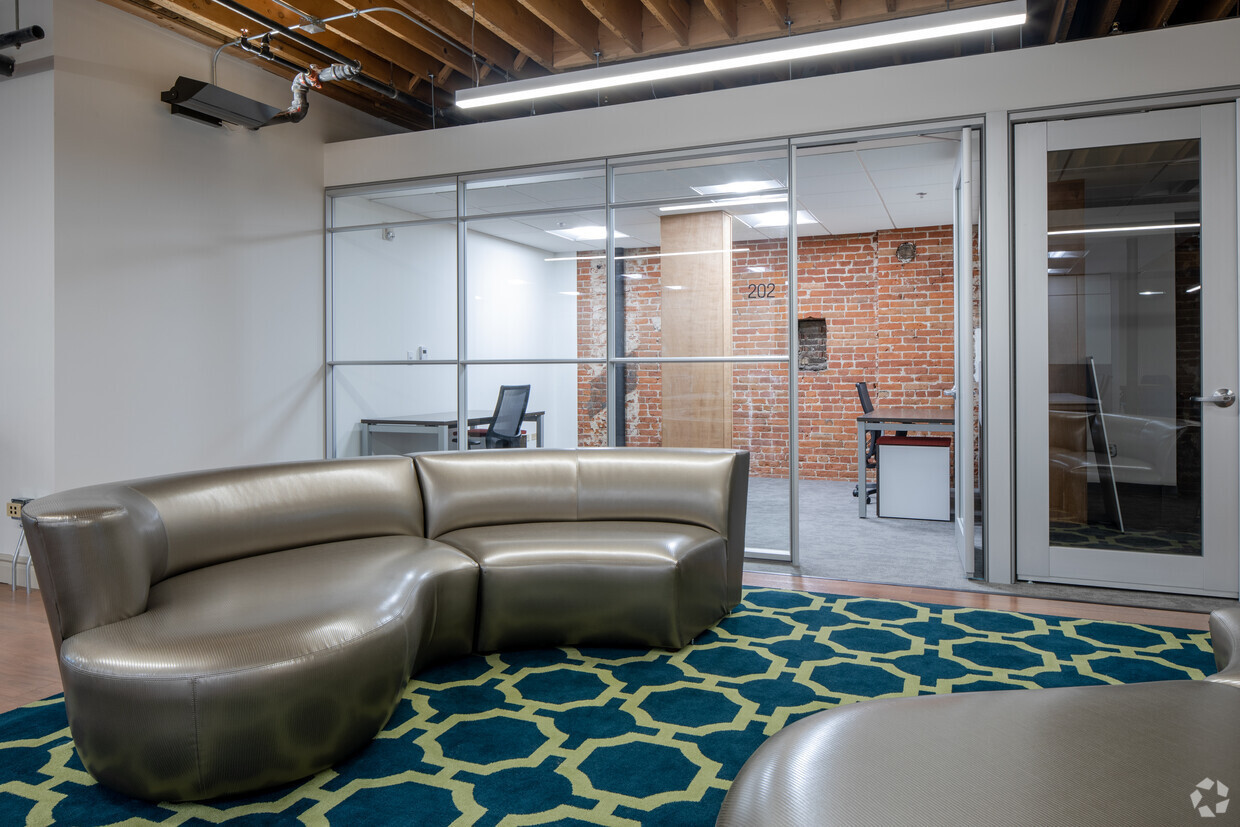 Small Meeting Space for 3 in Historic Building Small Meeting Space for 3 in Historic Building