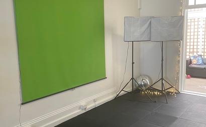 Hot Desk - Would be perfect for yoga teacher & or Influencer needing to podcast/film or run classes/workshops. Hot Desk - Would be perfect for yoga teacher & or Influencer needing to podcast/film or run classes/workshops.