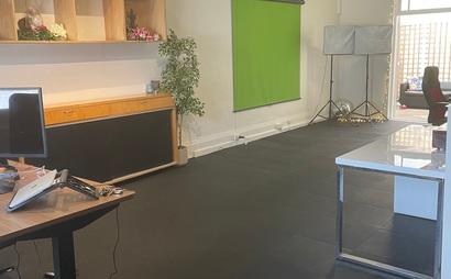 Hot Desk - Would be perfect for yoga teacher & or Influencer needing to podcast/film or run classes/workshops. Hot Desk - Would be perfect for yoga teacher & or Influencer needing to podcast/film or run classes/workshops.