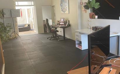 Hot Desk - Would be perfect for yoga teacher & or Influencer needing to podcast/film or run classes/workshops. Hot Desk - Would be perfect for yoga teacher & or Influencer needing to podcast/film or run classes/workshops.