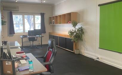 Hot Desk - Would be perfect for yoga teacher & or Influencer needing to podcast/film or run classes/workshops. Hot Desk - Would be perfect for yoga teacher & or Influencer needing to podcast/film or run classes/workshops.